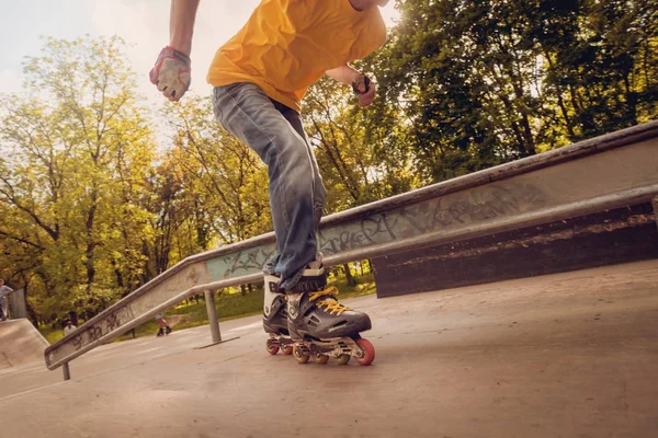 年轻的滚筒在 Skatepark 的把戏 — 图库照片