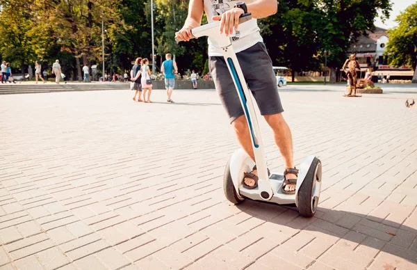 年轻的白种人骑着赛格威在城市公园 — 图库照片