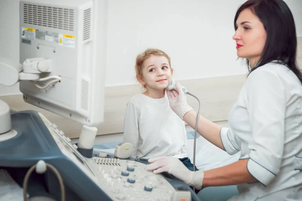 Lékařka Malou Blondýnku Pacienta Ultrazvukové Zařízení Diagnostiku Sonografie — Stock fotografie