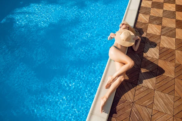 Mujer Rubia Joven Traje Baño Azul Relajante Piscina — Foto de Stock