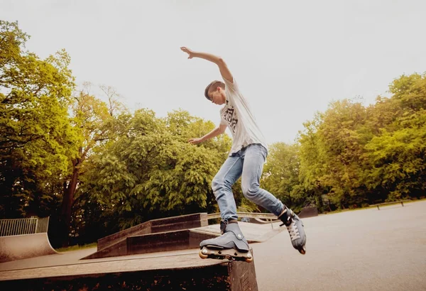 Молодой Роллер Практикующий Трюки Скейтпарке — стоковое фото