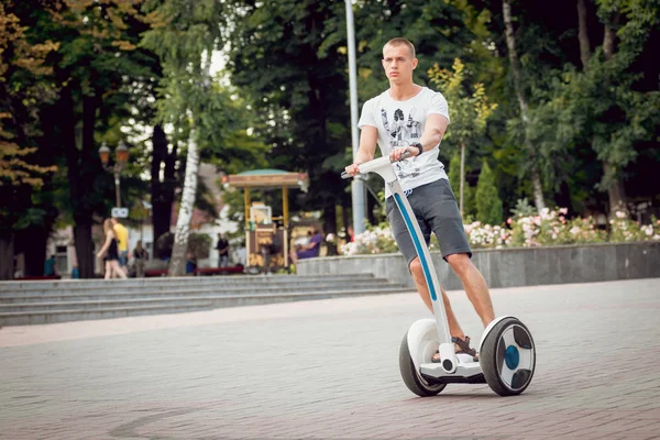 Pemuda Kaukasia Berkuda Segway Taman Kota — Stok Foto