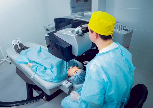 Young Woman Checking Her Vision Ophthalmologist Medical Equipment — Stock Photo, Image