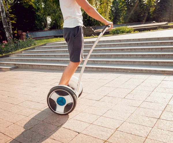 Jovem Caucasiano Homem Montando Segway Parque Cidade — Fotografia de Stock