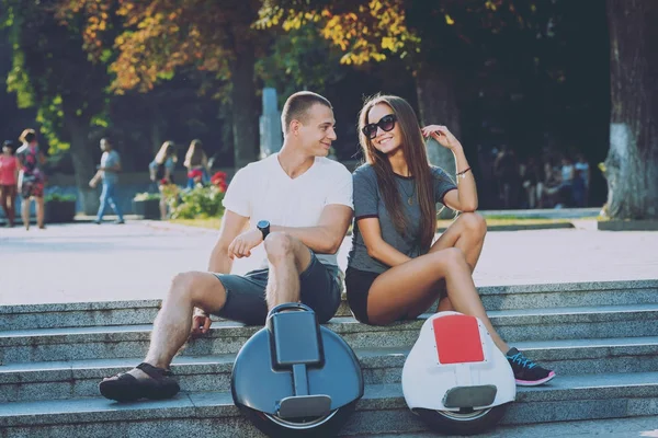 Joven Pareja Caucásica Montando Segways Través Ciudad —  Fotos de Stock