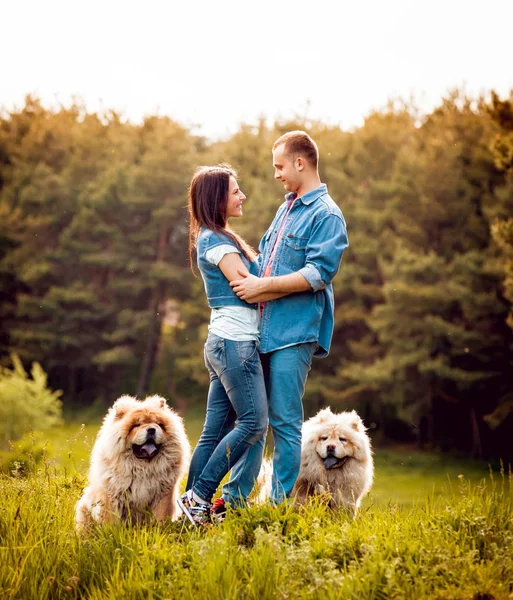 Jovem Casal Com Seus Cães Comer Chow Andando Parque Divertindo — Fotografia de Stock