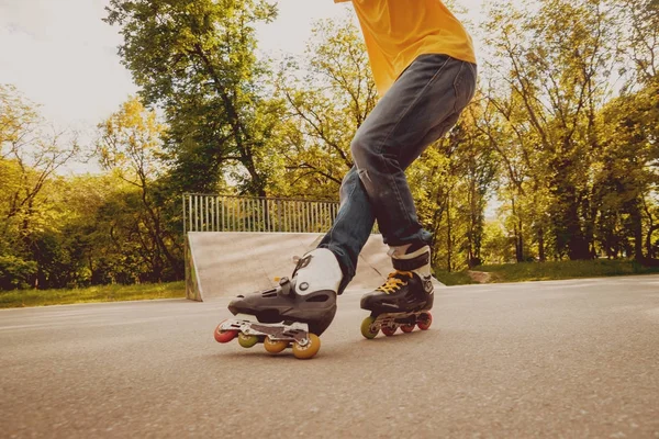 Junge Rollschuhfahrer Üben Tricks Skatepark — Stockfoto