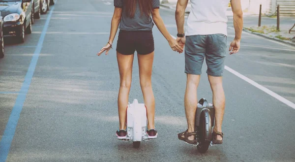 Junges Kaukasisches Paar Fährt Segways Durch Die Stadt — Stockfoto