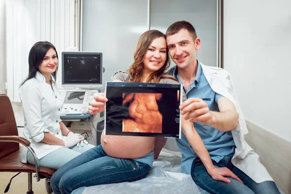 Kobieta Lekarz Pacjent Młoda Kobieta Ciąży Mężem Sprzęt Usg Diagnostyki — Zdjęcie stockowe