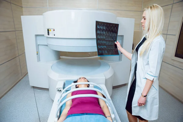 Médico Caucásico Femenino Paciente Medio Oriente Sala Resonancia Magnética Hospital — Foto de Stock