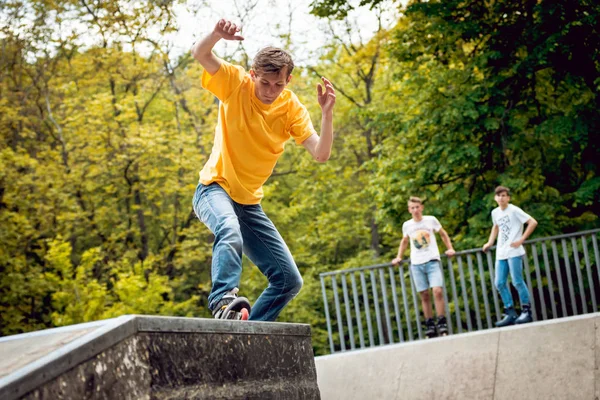 Fiatal Roller Csinálás Szivárog Skatepark — Stock Fotó