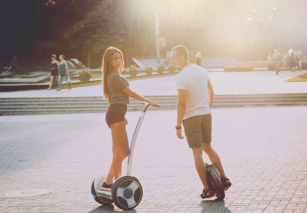 Jovem Casal Caucasiano Montando Segways Parque — Fotografia de Stock