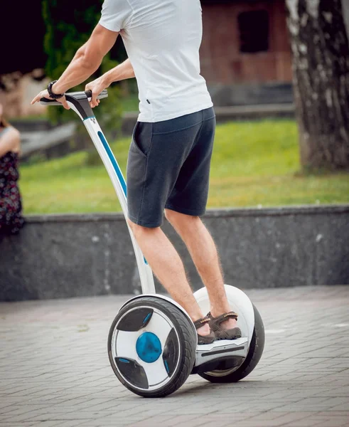 Ung Kaukasiska Man Rider Segway Stadsparken — Stockfoto