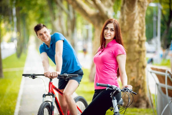 Jovem Casal Caucasiano Ciclismo Pista Bicicleta Verde Dia Ensolarado — Fotografia de Stock