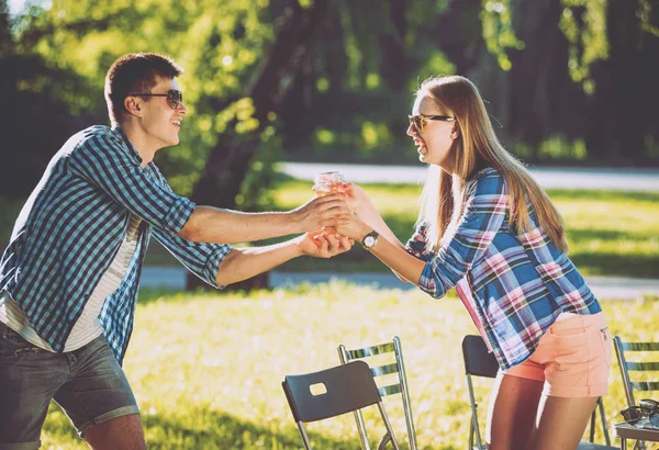 Amici Caucasici Allegri Picnic Nel Parco Sorridere Parlare — Foto Stock