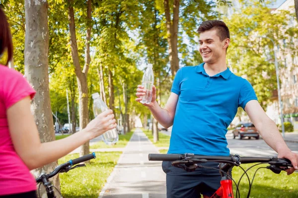 Молода Біла Пара Катається Зеленій Велосипедній Доріжці Сонячний День — стокове фото