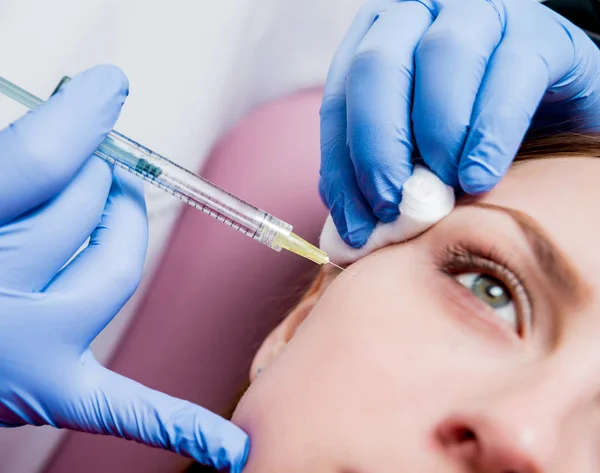 Schoonheidsspecialiste Patiënt Kliniek Voor Esthetische Geneeskunde Injectie — Stockfoto