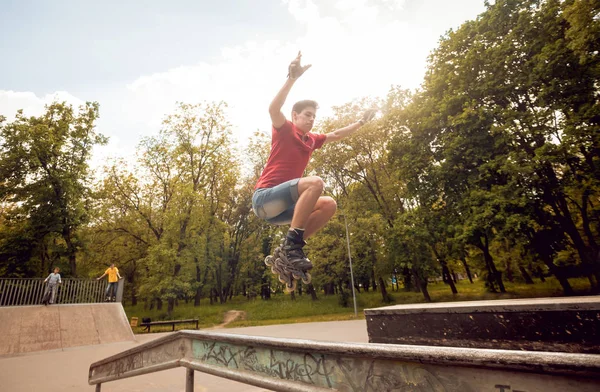Genç silindir skatepark hileler yapıyor
