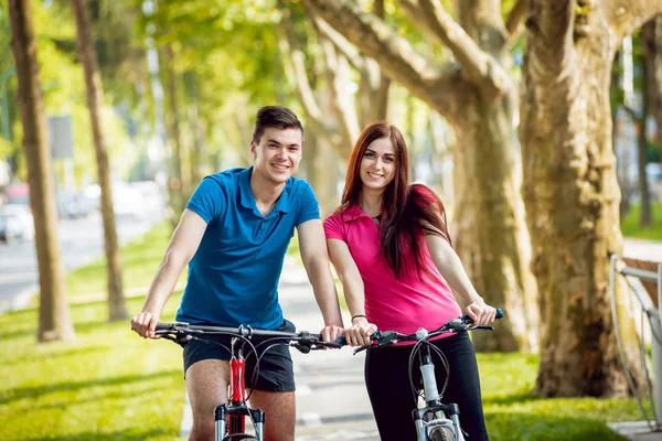 Young Caucasian Couple Cycling Green Bicycle Lane Sunny Day — Stock Photo, Image