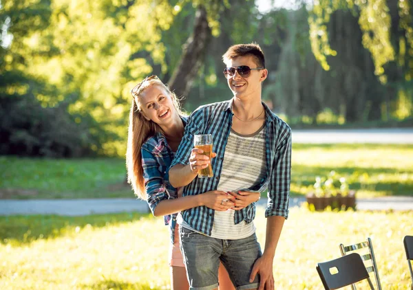 Veselá Kavkazské Přátel Piknik Parku Usmíval Mluví — Stock fotografie