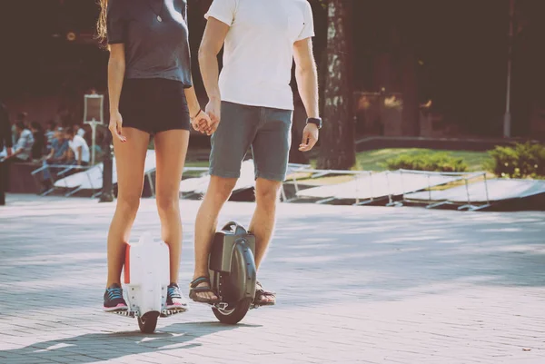 Jovem Casal Caucasiano Montando Segways Parque — Fotografia de Stock