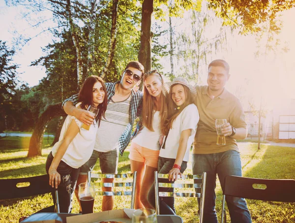 Fröhliche Freunde Beim Picknick Park Lächeln Und Reden — Stockfoto