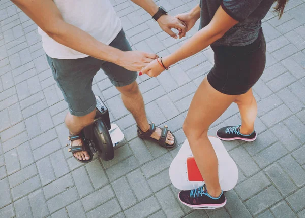 Jovem Casal Caucasiano Montando Segways Através Cidade — Fotografia de Stock