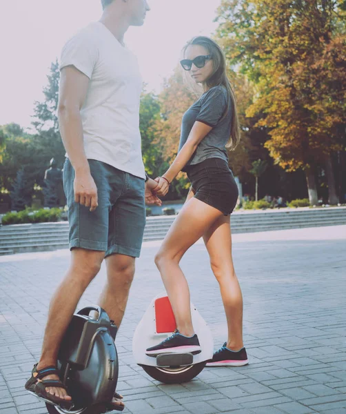 Joven Pareja Caucásica Montando Segways Parque —  Fotos de Stock