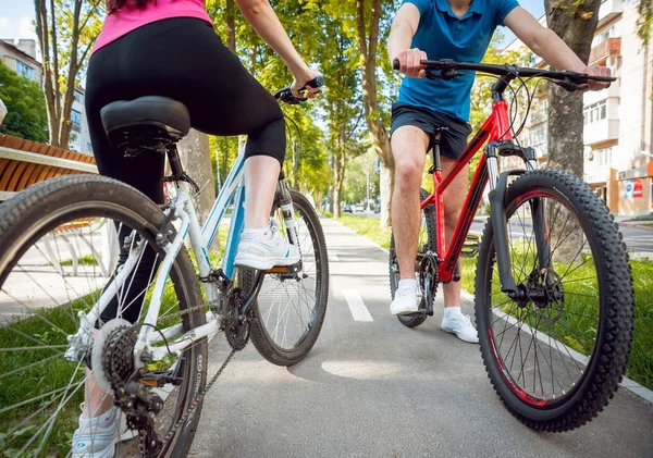 Young Caucasian Couple Cycling Green Bicycle Lane Sunny Day — Stock Photo, Image