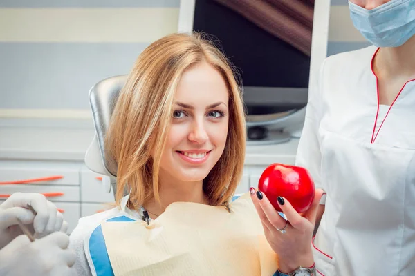 Jonge Vrouw Tandheelkundige Kantoor Medische Apparatuur — Stockfoto