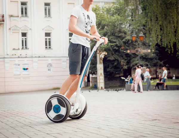 Jovem Caucasiano Homem Montando Segway Parque Cidade — Fotografia de Stock