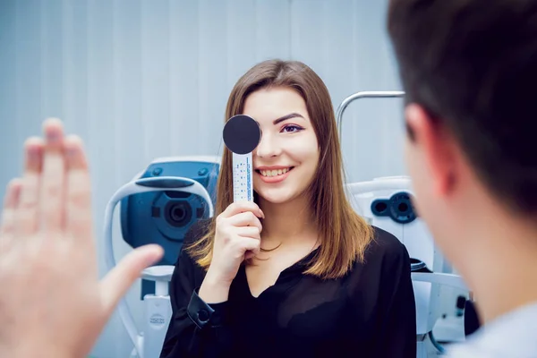 Giovane Donna Che Controlla Vista Con Oftalmologo Attrezzature Mediche — Foto Stock