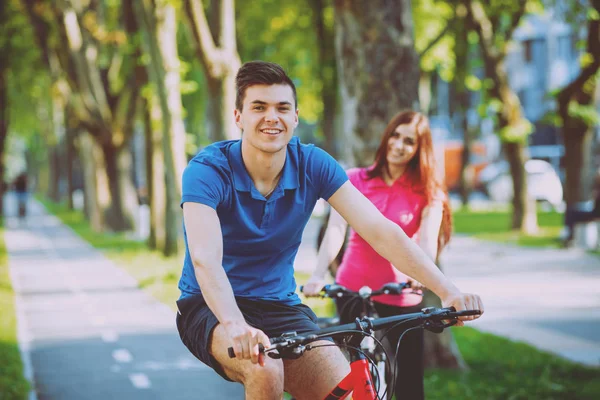 Молода Біла Пара Катається Зеленій Велосипедній Доріжці Сонячний День — стокове фото