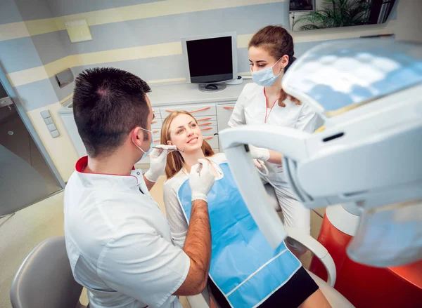 Mujer Caucásica Joven Con Médicos Consultorio Dental Equipos Médicos — Foto de Stock