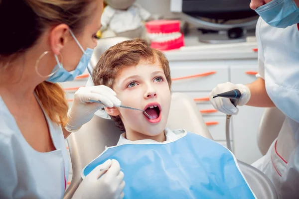 Menino Consultório Dentário Calmo Feliz — Fotografia de Stock