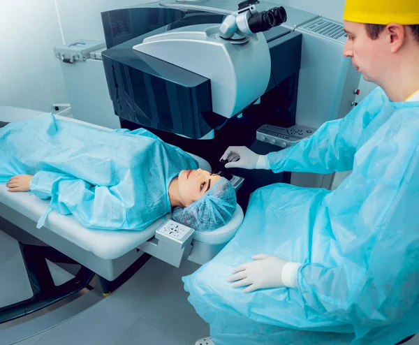 Genç kadın görüşünü göz doktoru ile kontrol. Tıbbi donatımı.