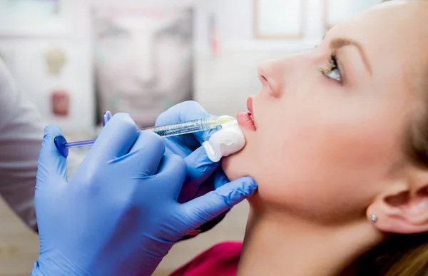 Schoonheidsspecialiste Patiënt Kliniek Voor Esthetische Geneeskunde Injectie — Stockfoto