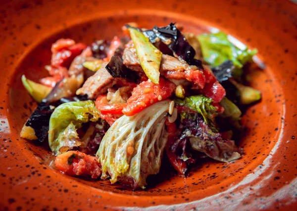 Salat Mit Gegrilltem Gemüse Auf Teller — Stockfoto