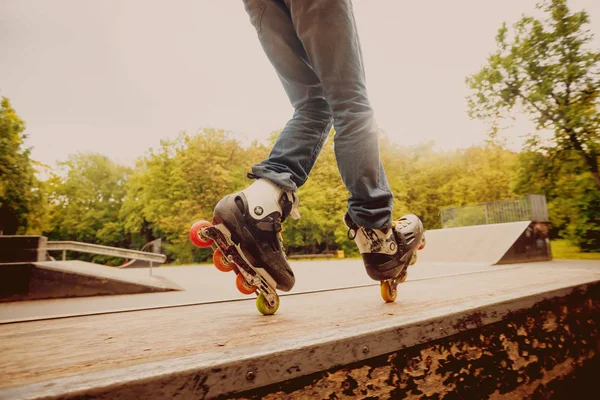 Joven Rodillo Practicando Trucos Skatepark — Foto de Stock