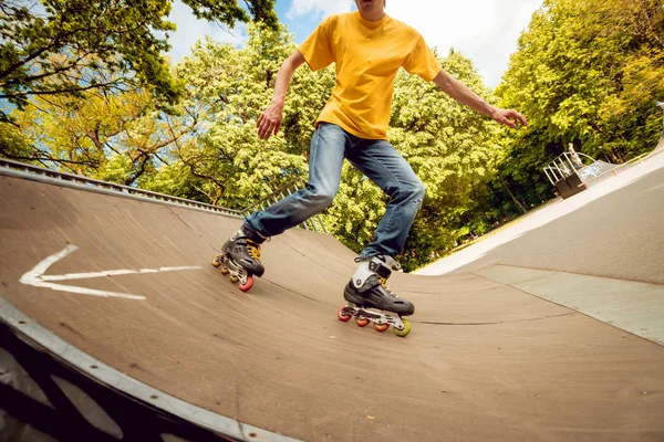 Fiatal Roller Csinálás Szivárog Skatepark — Stock Fotó