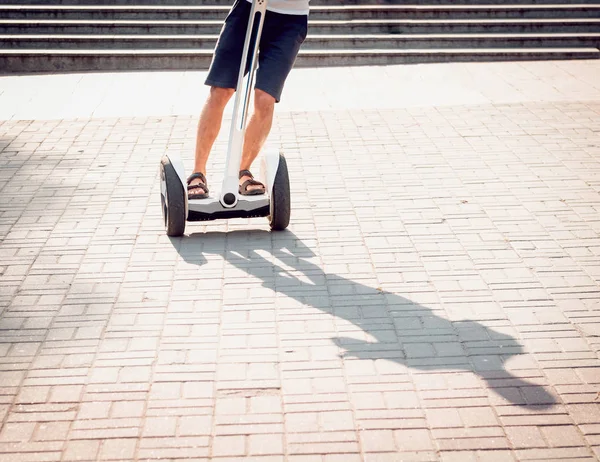 Jovem Caucasiano Homem Montando Segway Parque Cidade — Fotografia de Stock