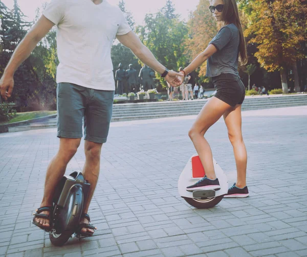 Jeune Couple Caucasien Équitation Segways Dans Parc — Photo