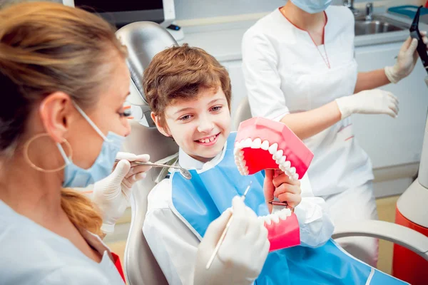 Маленький Хлопчик Посміхається Зубами Стоматологічному Кабінеті — стокове фото