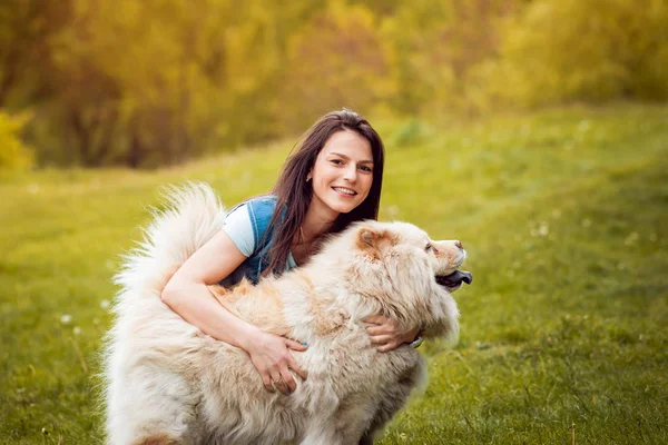 Junge Brünette Frau Mit Ihrem Hund Chow Chow Gassi Gehen — Stockfoto