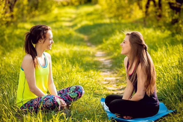 Duas Meninas Praticando Ioga Parque Divertindo — Fotografia de Stock