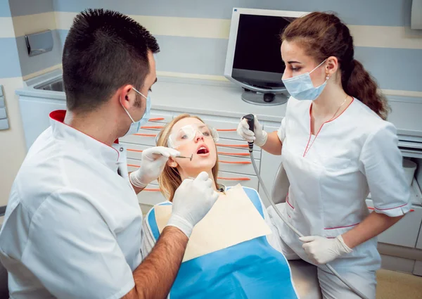 Jonge Kaukasische Vrouw Met Artsen Bij Tandheelkundige Kantoor Medische Apparatuur — Stockfoto