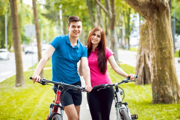 Joven Pareja Caucásica Ciclismo Carril Bici Verde Día Soleado —  Fotos de Stock