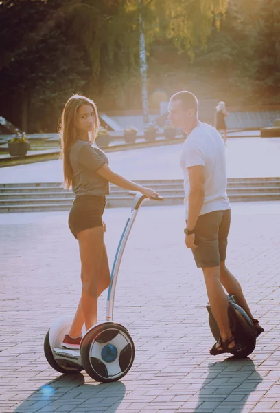 Jovem Casal Caucasiano Montando Segways Parque — Fotografia de Stock