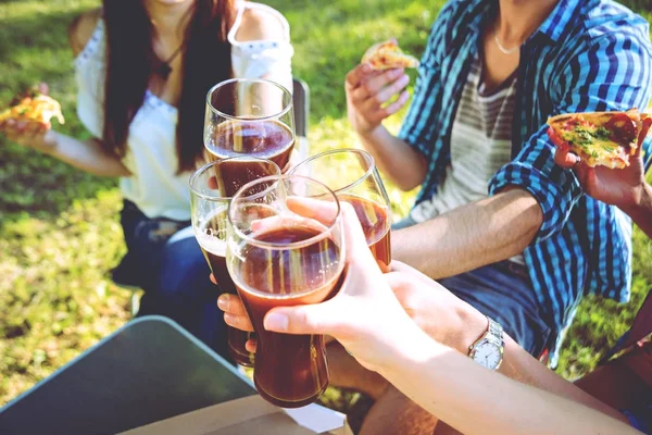 Fröhliche Freunde Beim Picknick Park Bier Trinken — Stockfoto