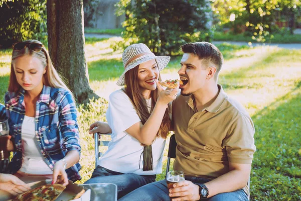 Vrolijke Kaukasische Vrienden Picknick Het Park Glimlachend Praten — Stockfoto